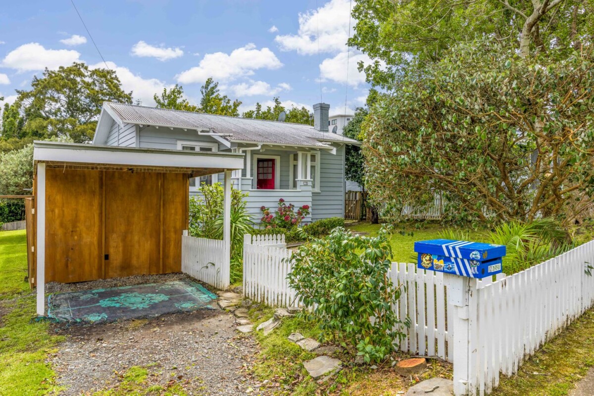 3 beds house on 766m2 section and on Two Titles, THAB Zoning, zoned for: Avondale Primary School, Avondale Intermediate, Avondale College, 12 Ahiriri Avenue, Avondale, Auckland