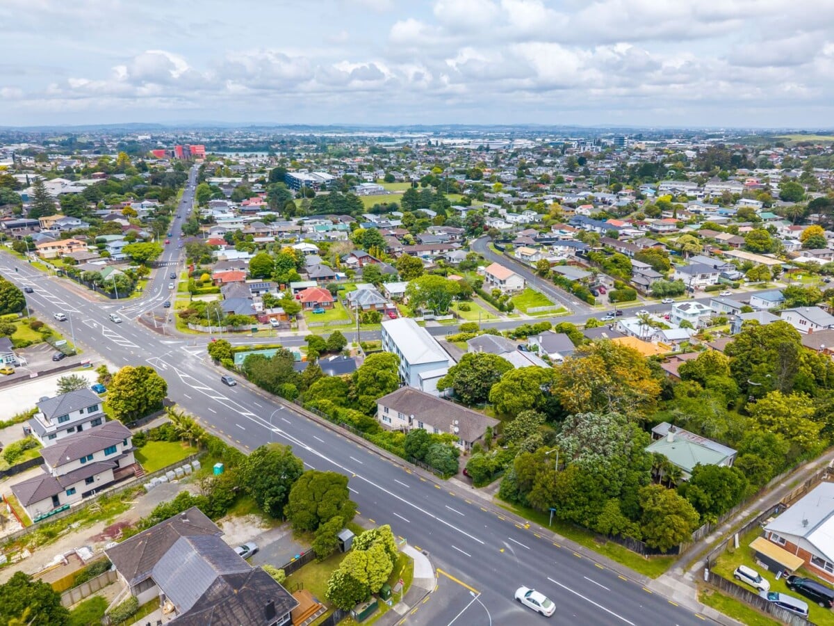 once in 40 years, 1100m2 section with 4 x 1brm units on 2 levels, proven holding income of over $80,000pa, Only minutes to Macca’s Motorway access and Syliva Park, Unit 1-4/357 Ellerslie-Panmure Highway, Mount Wellington, Auckland
