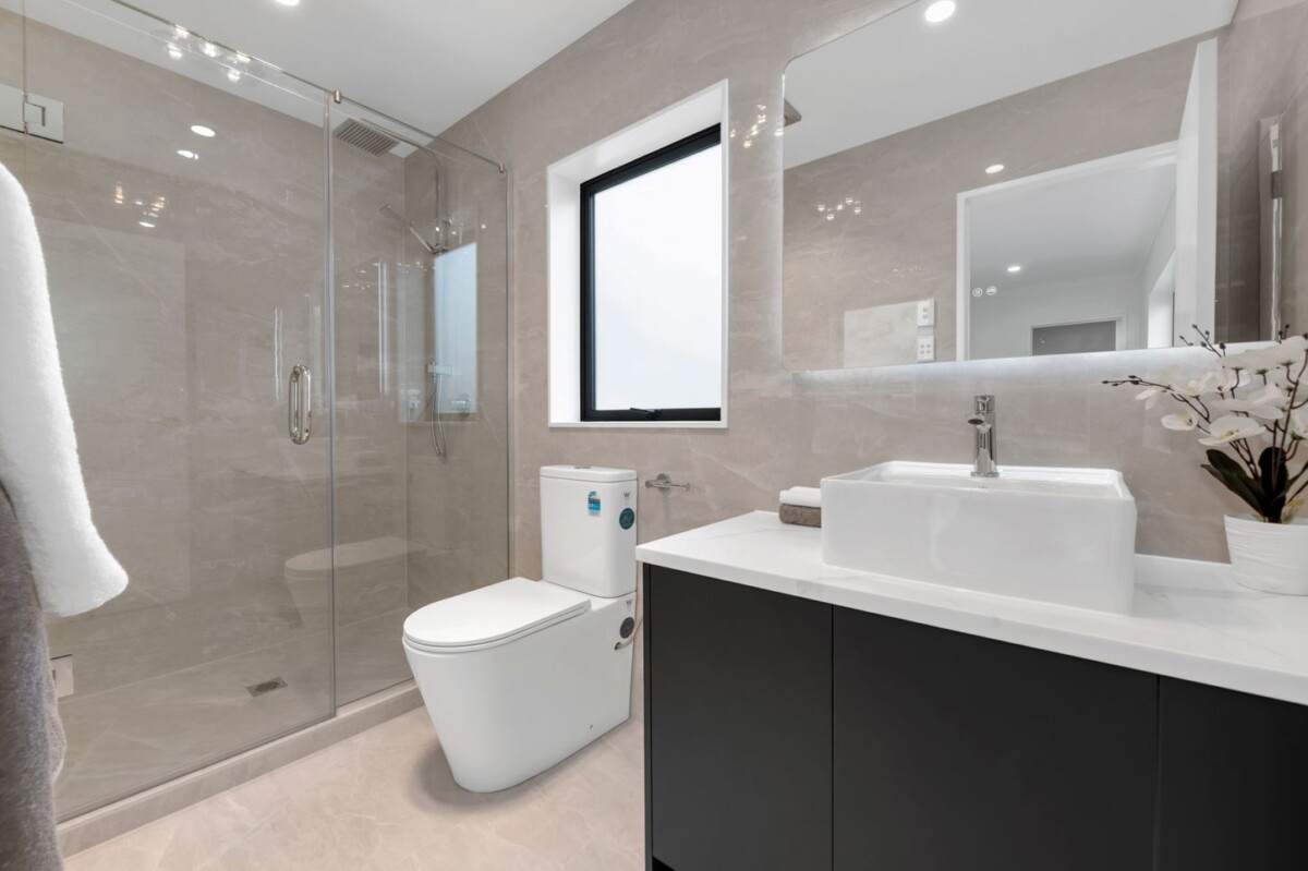 Brandnew 6 beds 5.5 baths house on 365m2 section, with 2 beds granny, 8 Pineview Drive, Karaka, Auckland