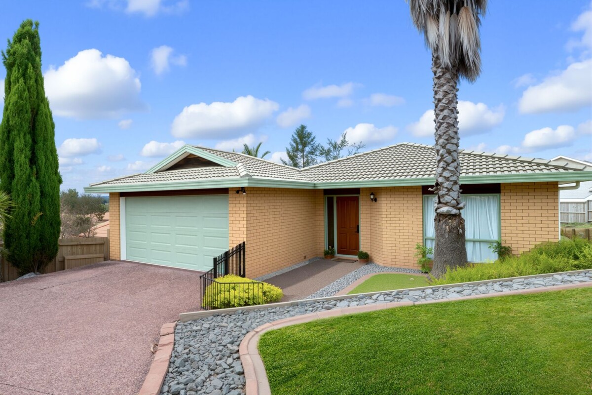 First time on the market in 26 years, 167m2 brick and tile 4 beds + study room 2 baths house on 561m2 section, West Heights School zone, 4 San Pablo Way, Henderson, Auckland
