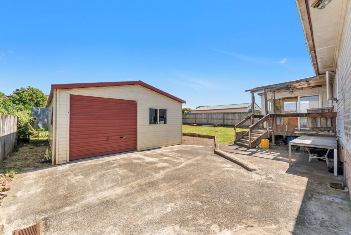 3 beds house on 736m2 section, close to schools, shopping centres, motorway access, 11 Alexander Crescent, Otara, Auckland