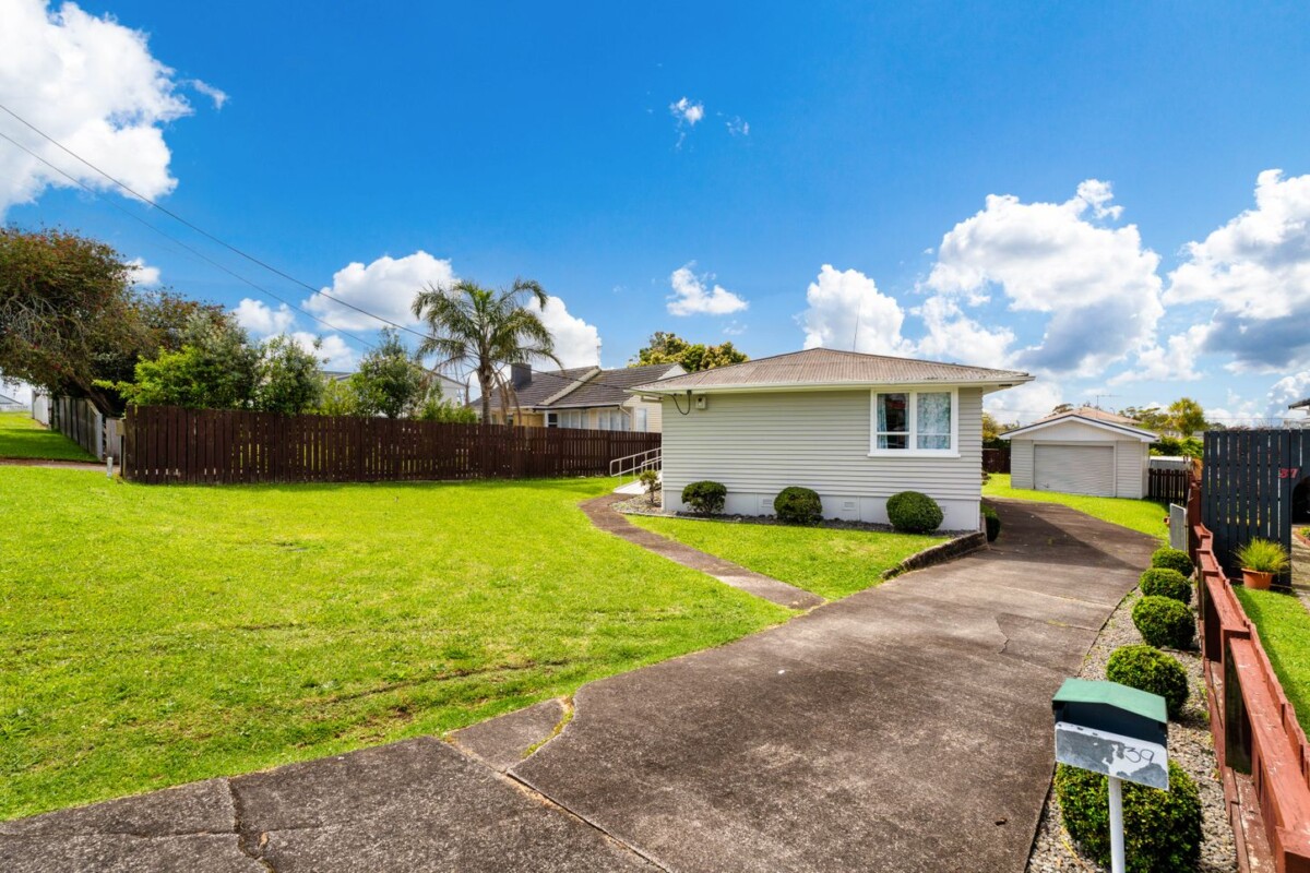 3 beds house on 825m2 near-flat, rectangular section, Zoned Residential-Mixed Housing Urban Zone, approx.4 minutes to the Northwestern Motorway, 6 minutes to WestCity, 13 minutes to Westgate, 39 Coniston Avenue, Te Atatu South, Auckland