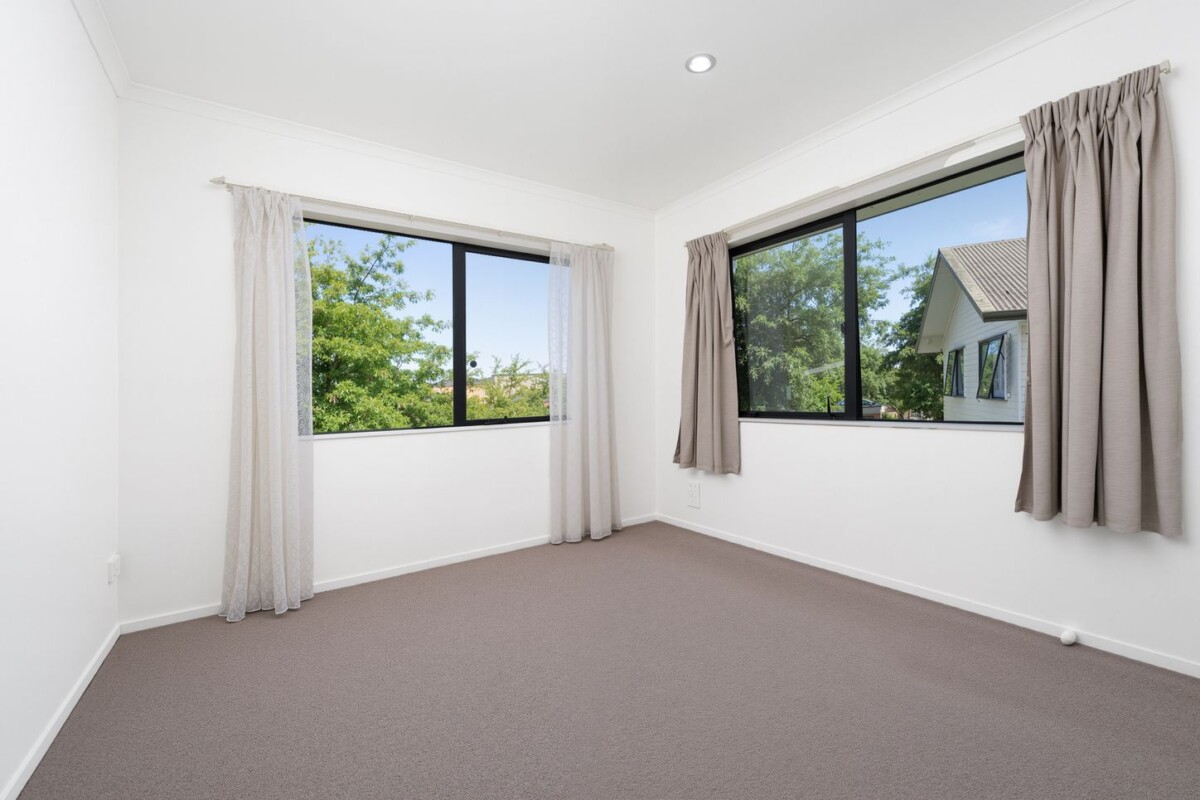 Home Country Calling, Freshly painted and ready to move in, 184m2 5 beds house on 431m2 section, close to schools, park, shopping centre, 16 Pyramid Place, Glen Eden, Auckland