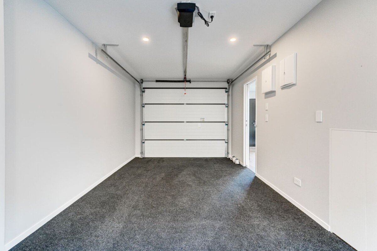 Mt Roskill Grammar school zone, Freehold standalone 3 beds 2.5 baths home with garage, close to schools, shops, park, motorway access, 82 Gifford Avenue, Mount Roskill, Auckland