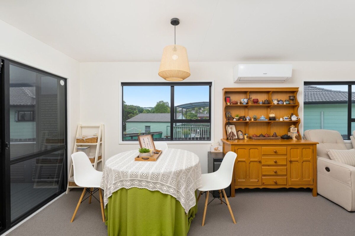 3 beds house on 721 m2 section, close to schools, motorwsy access, Northwest and Westgate shopping centres, 9 West Harbour Drive, West Harbour, Auckland