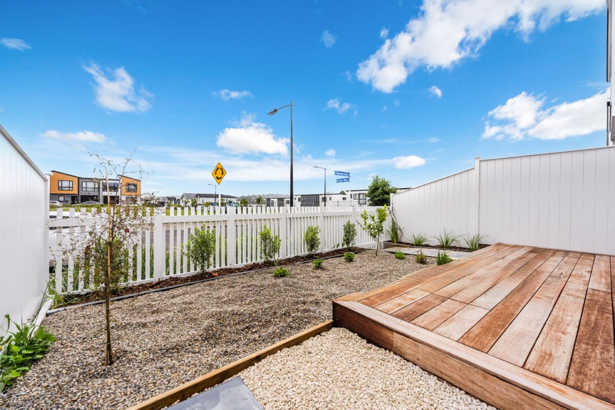 132m2 Beach Side 3 beds + a big study room or 4th room 2.5 baths home with garage on 121m2 section, close to schools, supermarket, motorway access, 35 Observation Green, Hobsonville, Auckland