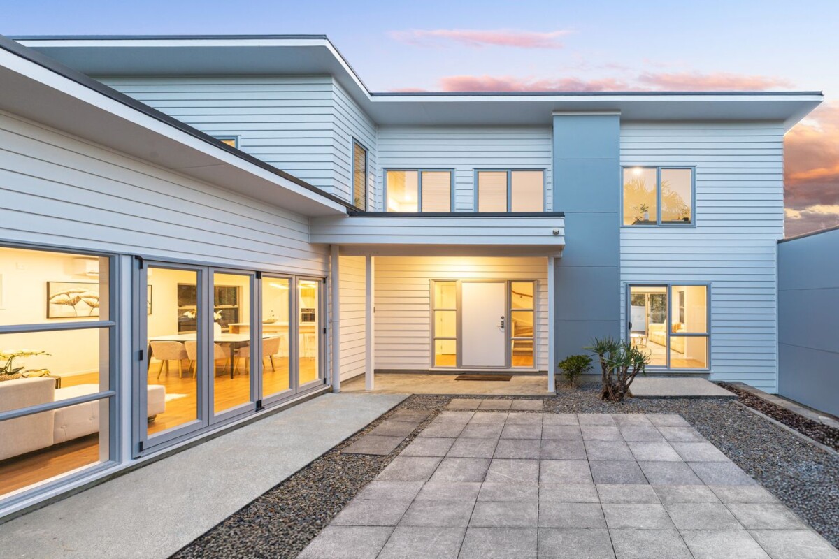 Family Circumstances Changed – Must Be Sold, 195m2 4 beds house on 547m2 section, move-in ready, close to schools, shops, 8 Roy Maloney Drive, Henderson, Auckland