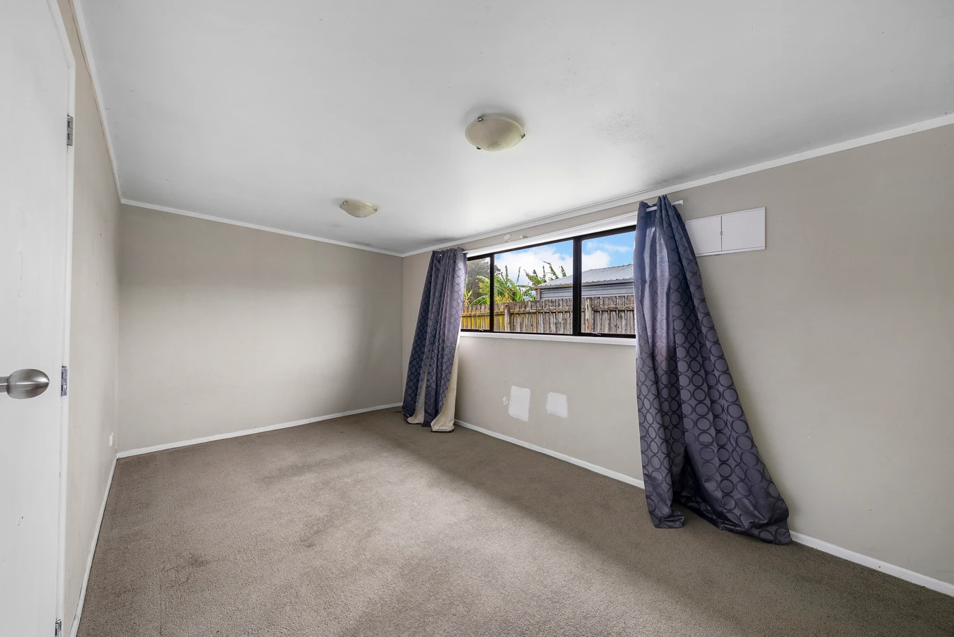 3 beds house on 690m2 section, a garage with utility rooms, close to schools, shopping centres, motorway access, 10 Stainton Place , Otara, Auckland