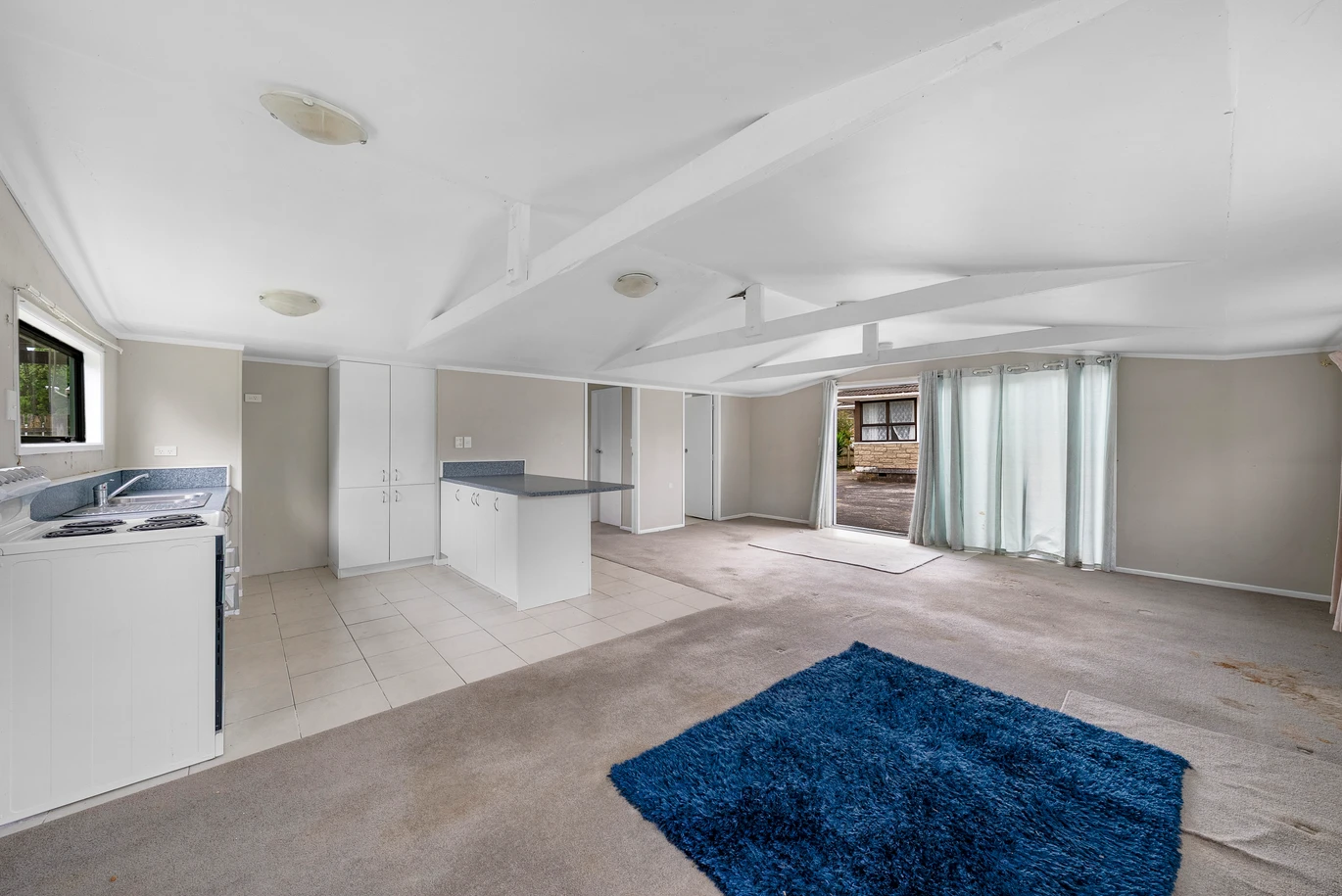 3 beds house on 690m2 section, a garage with utility rooms, close to schools, shopping centres, motorway access, 10 Stainton Place , Otara, Auckland