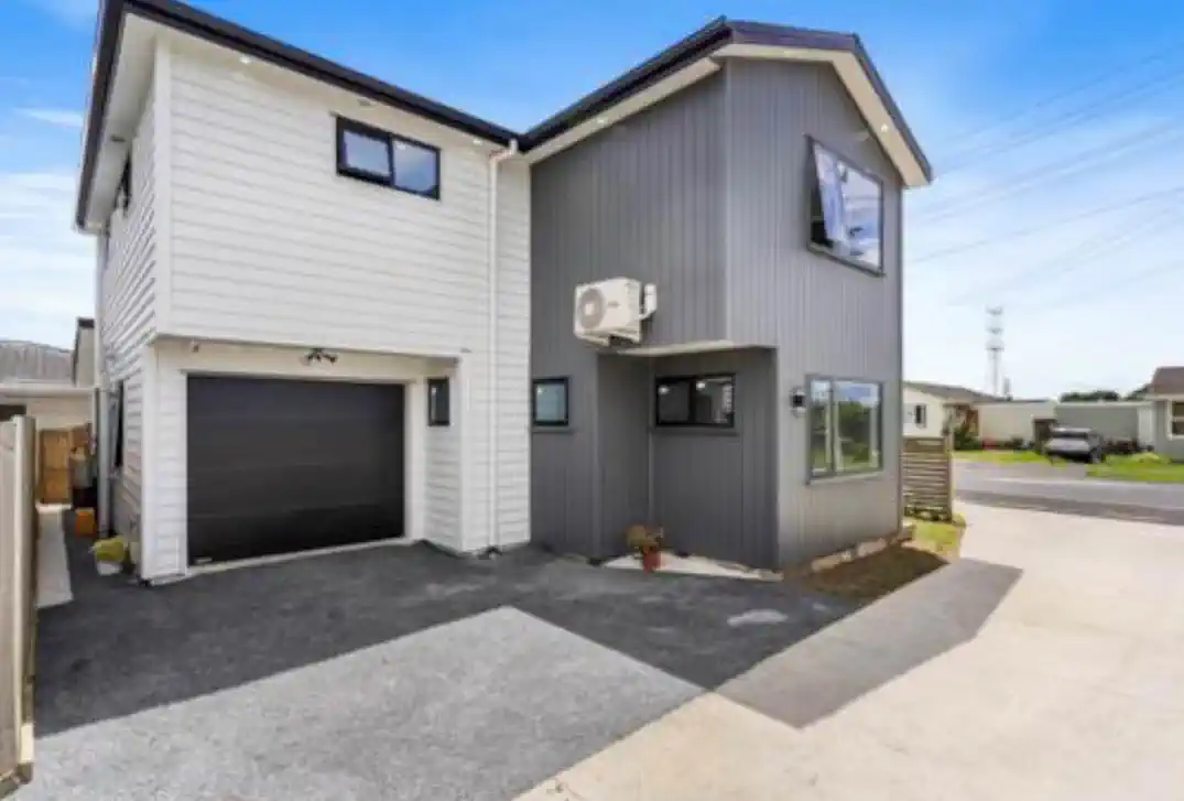 Owners move on, Brick and Weatherboard 5 beds 3.5 baths house on 230m2 section, 0.2 km to Manurewa East School, 0.6 km to Greenmeadows Intermediate, 1.2 km to Alfriston College, 41 Scotts Road, Manurewa East, Auckland
