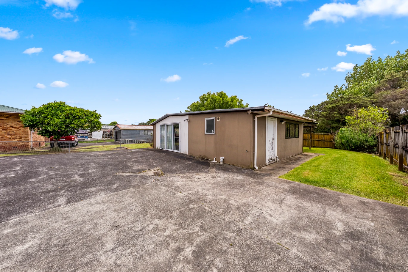 3 beds house on 690m2 section, a garage with utility rooms, close to schools, shopping centres, motorway access, 10 Stainton Place , Otara, Auckland