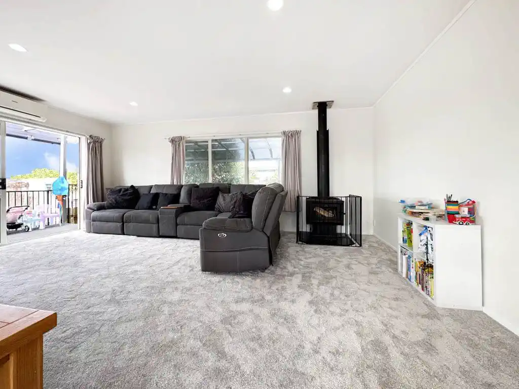 Owner Ready to Welcome the Next Chapter renovated 4 beds house, 0.5 km to Rosehill Intermediate, 0.7 km to Rosehill College, 1.3 km to Mangapikopiko School, 2/455 Great South Road, Opaheke, Auckland