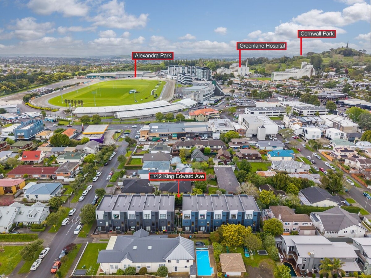 Mortgagee Auction – Double Grammar Zone, 4 beds 3.5 baths home with double garage, 205m2 floor area, minutes to Newmarket, schools, 8/12 King Edward Avenue, Epsom, Auckland