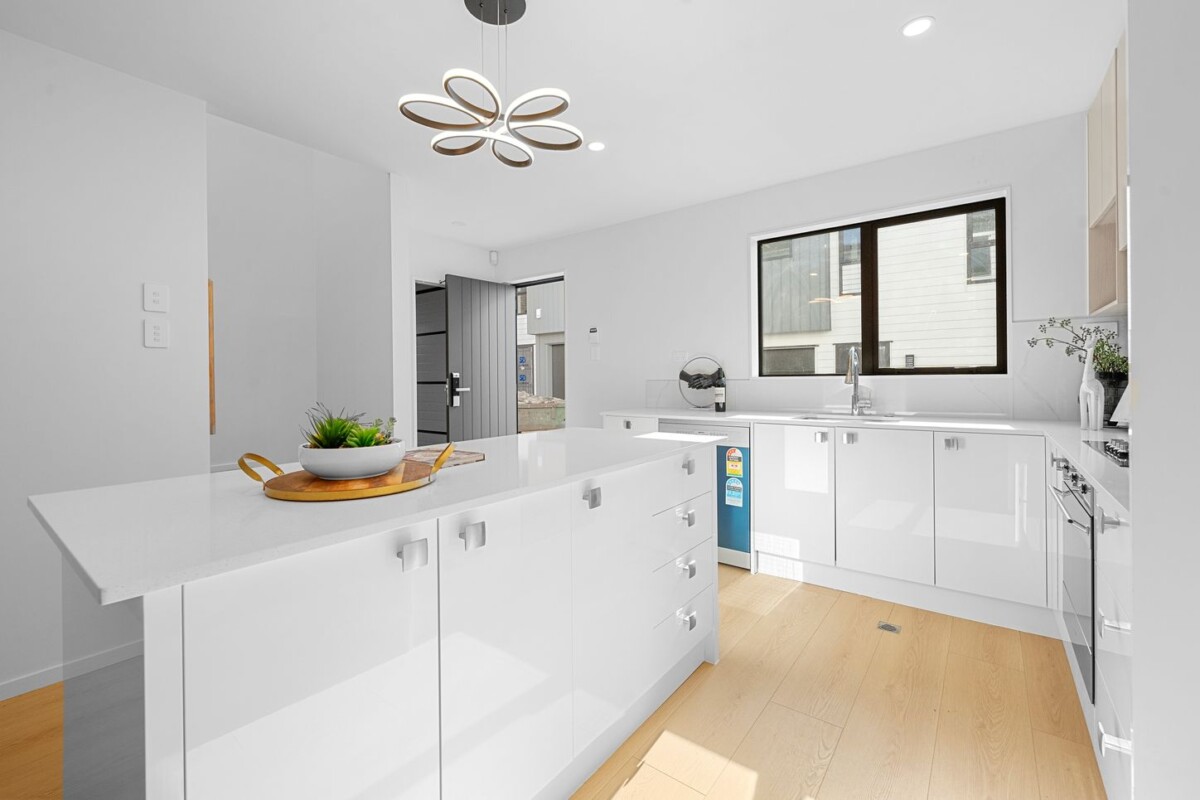 Mt Roskill Grammar school zone, 10-Year Master Builders Guarantee, 134m2 brandnew 3 beds 2.5 bath home, Private backyard with lawn and deck, close to schools, shops, park, with garage on 131m2 section, 1/728 Richardson Road, Hillsborough, Auckland