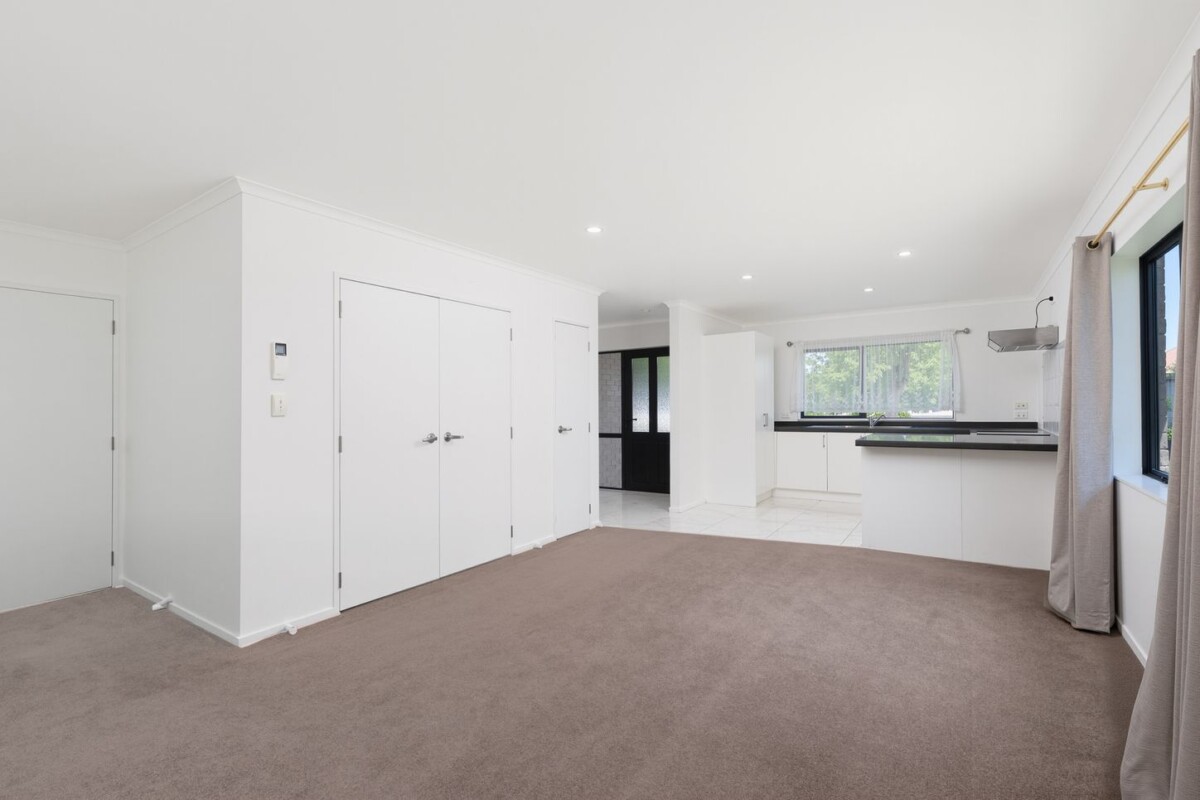 Home Country Calling, Freshly painted and ready to move in, 184m2 5 beds house on 431m2 section, close to schools, park, shopping centre, 16 Pyramid Place, Glen Eden, Auckland