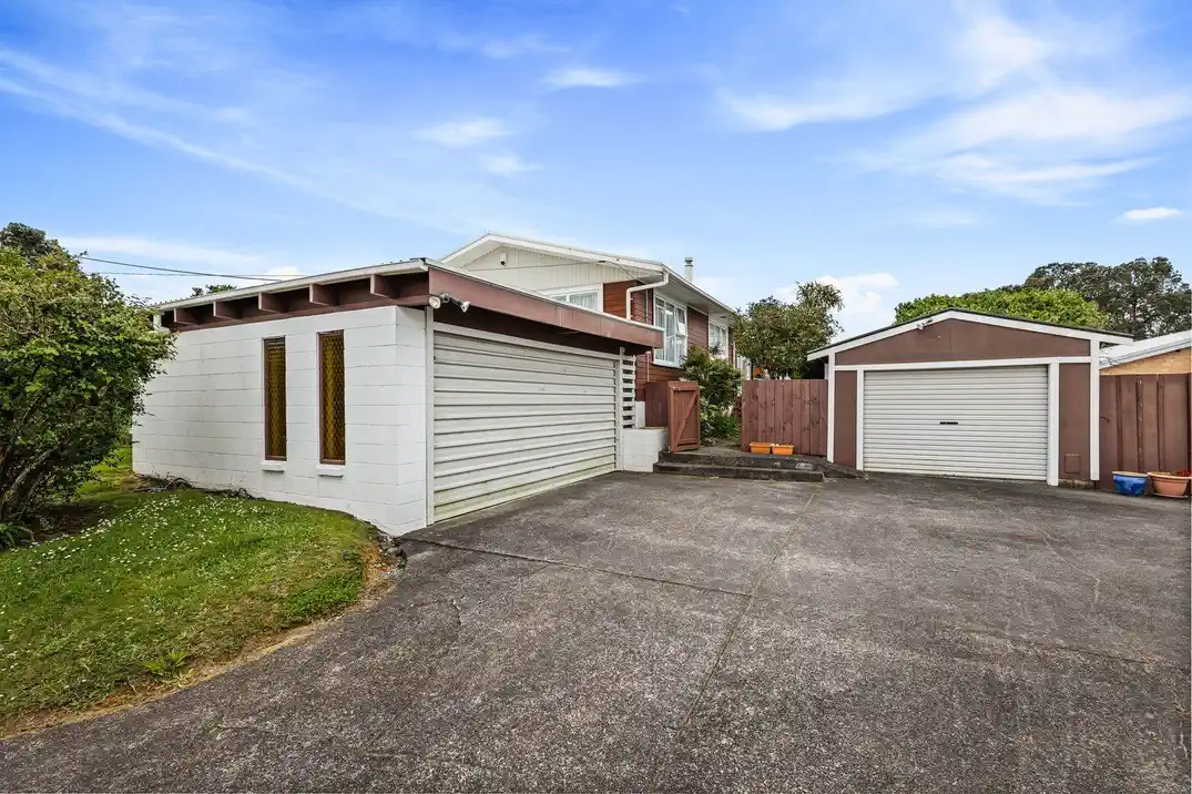 Vendors cashing out, 3 beds house on 951m2 section, Mixed Housing Urban Zone, 0.5 km to Don Buck School, 0.8 km to Massey High School, 199 Don Buck Road, Massey, Auckland