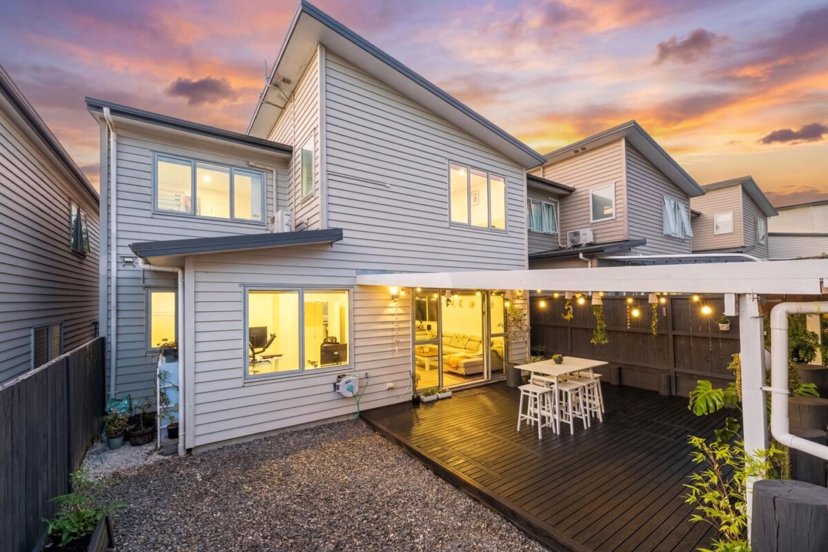 181m2 4 beds house on 209m2 section, walks to the train station and primary school and close to Henderson shops, 41 Sunshine Boulevard, Sunnyvale, Auckland