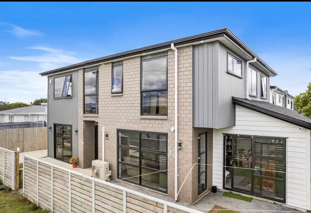 Owners move on, Brick and Weatherboard 5 beds 3.5 baths house on 230m2 section, 0.2 km to Manurewa East School, 0.6 km to Greenmeadows Intermediate, 1.2 km to Alfriston College, 41 Scotts Road, Manurewa East, Auckland