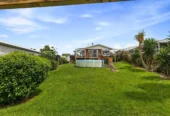 Vendors cashing out, 3 beds house on 951m2 section, Mixed Housing Urban Zone, 0.5 km to Don Buck School, 0.8 km to Massey High School, 199 Don Buck Road, Massey, Auckland