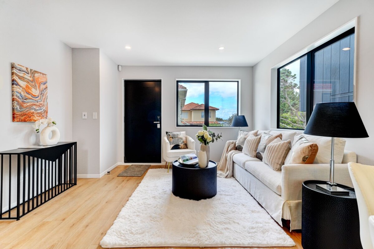 Mt Roskill Grammar school zone, Freehold standalone 3 beds 2.5 baths home with garage, close to schools, shops, park, motorway access, 82 Gifford Avenue, Mount Roskill, Auckland