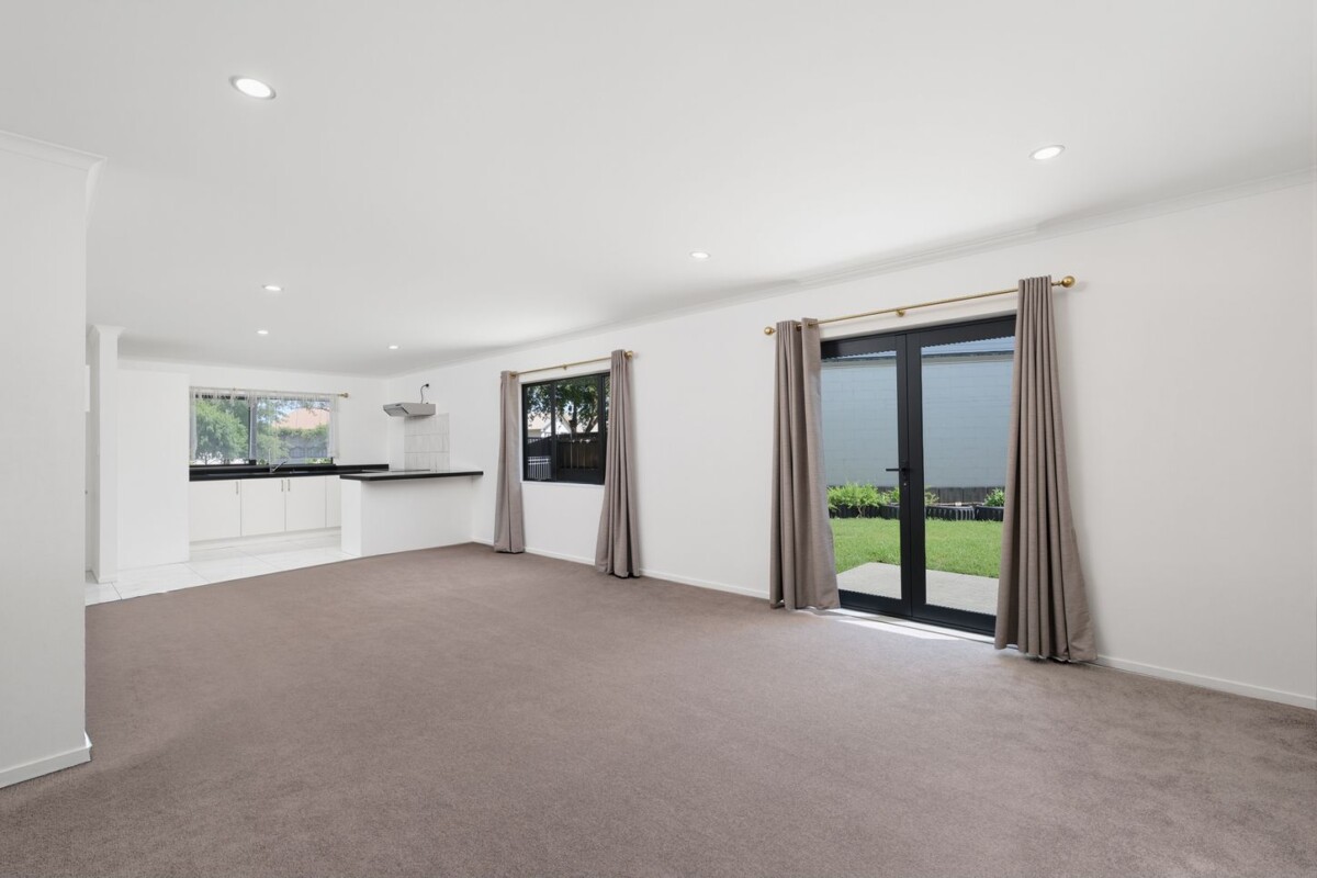 Home Country Calling, Freshly painted and ready to move in, 184m2 5 beds house on 431m2 section, close to schools, park, shopping centre, 16 Pyramid Place, Glen Eden, Auckland