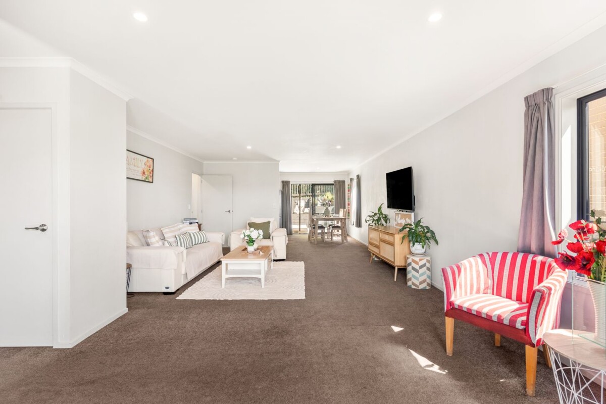 Owners relocating, the sale must be swift, 153m2 affordable 4 beds 1.5 baths house with garage on 256m2 section, 14 Taiaapure Street, Weymouth, Auckland