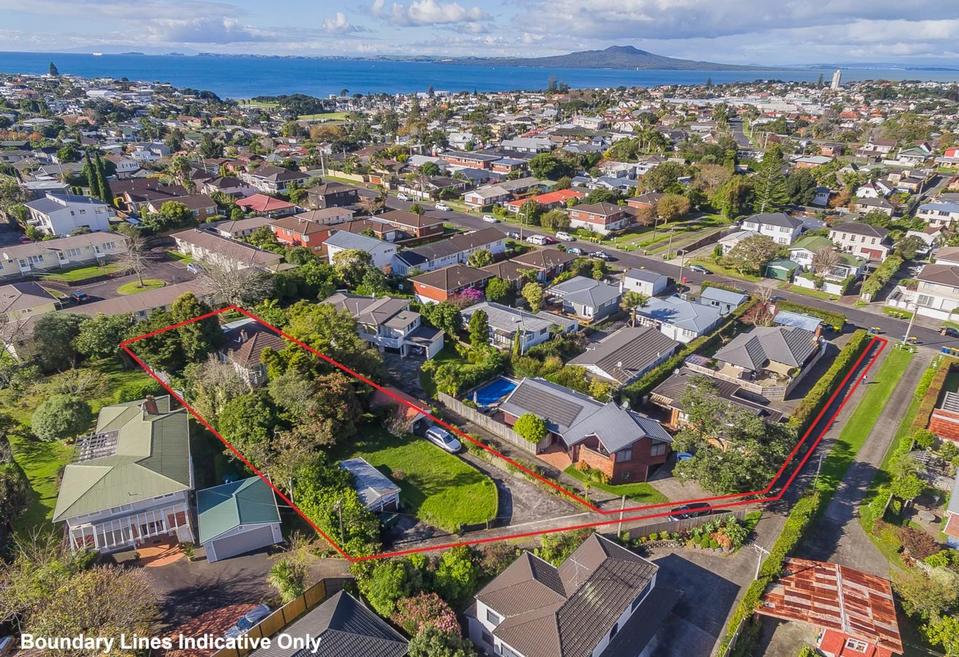 2 beds house on 1260m2 section, move-in ready, Milford School and Double Westlake school zone, Concept Plan available for developers to fastrack to RC, BC, EPA process, 15 Gordon Avenue, Forrest Hill, Auckland