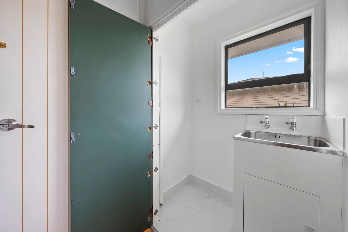 3 beds house on 690m2 section, a garage with utility rooms, close to schools, shopping centres, motorway access, 10 Stainton Place , Otara, Auckland