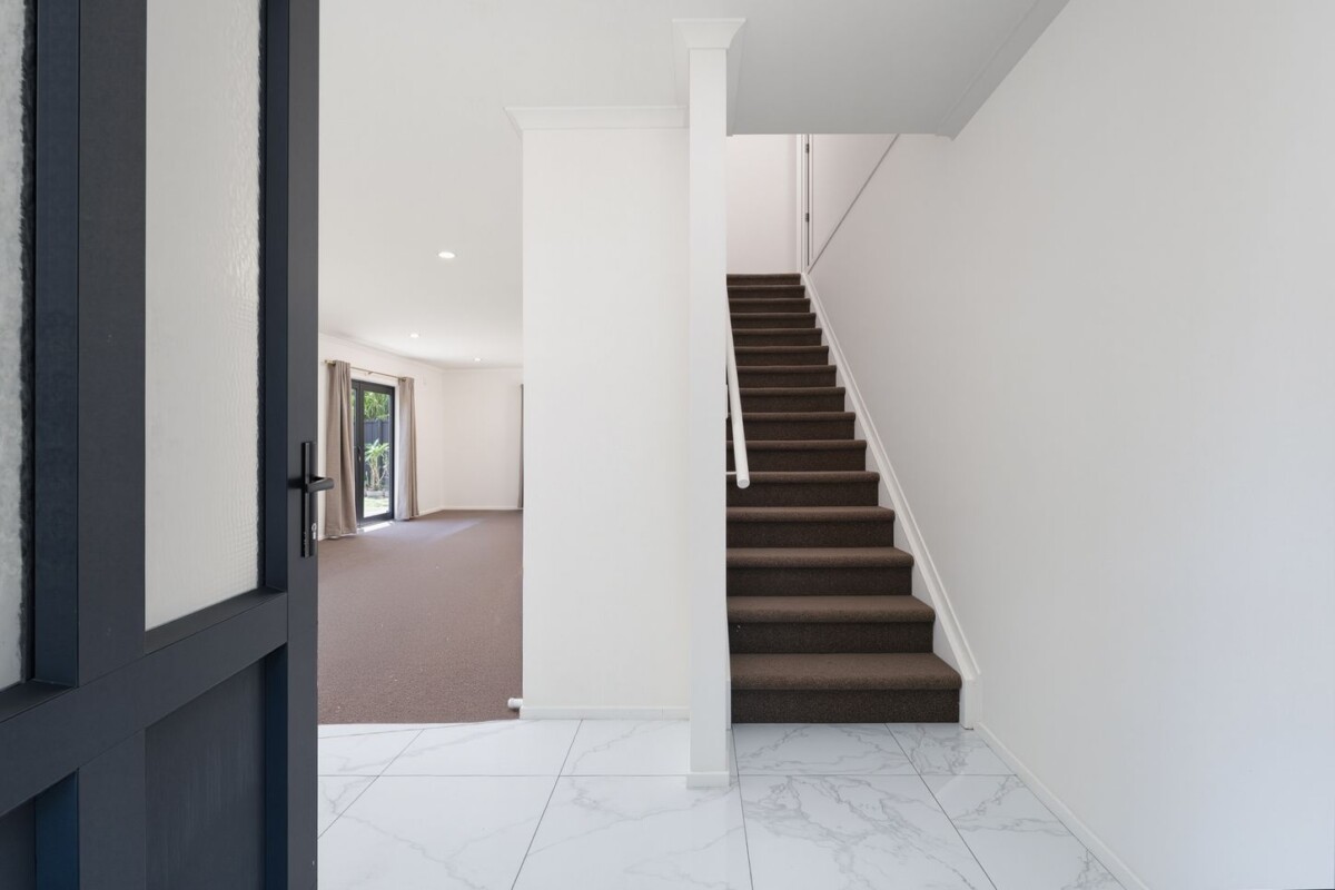Home Country Calling, Freshly painted and ready to move in, 184m2 5 beds house on 431m2 section, close to schools, park, shopping centre, 16 Pyramid Place, Glen Eden, Auckland