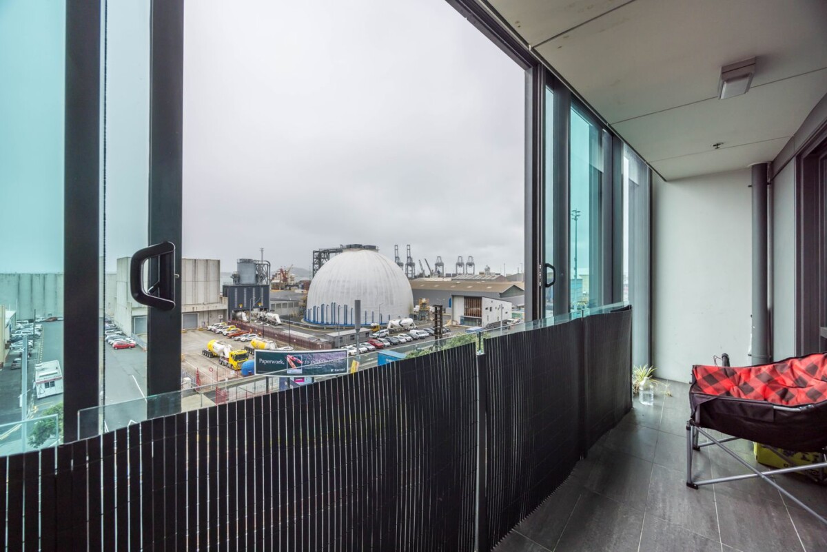 Leasehold 2 beds 1 bath 1 car park apartment, Rental Income: $670/week = $34,840 p.a., Body Corporate (incl. Ground Rent): $30,364.88, Rates: $2,329.48, Net Income: $2,145.64 per annum, 518/6 Dockside Lane, Auckland Central, Auckland