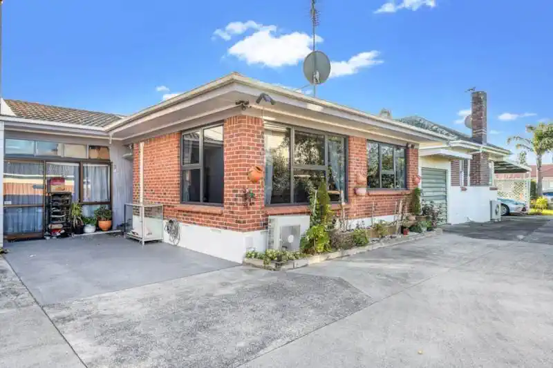 Brick 2 beds home with garage in Papatoetoe’s prestigious Golden Circle, 2/21 Glen Avenue, Papatoetoe, Auckland