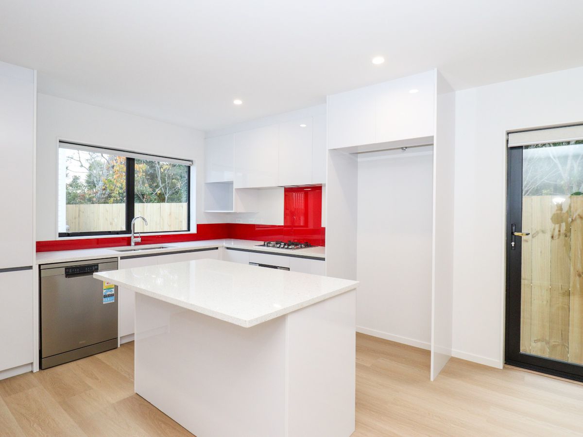 For rent, 4 beds 3 baths house, 25B Lynbrooke Avenue, Blockhouse Bay, Auckland, Available now