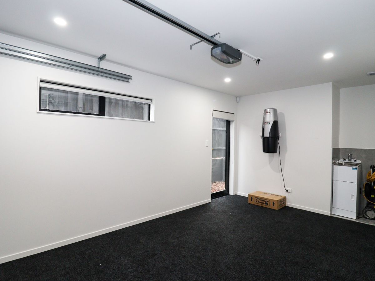 For rent, 4 beds 3 baths house, 25B Lynbrooke Avenue, Blockhouse Bay, Auckland, Available now