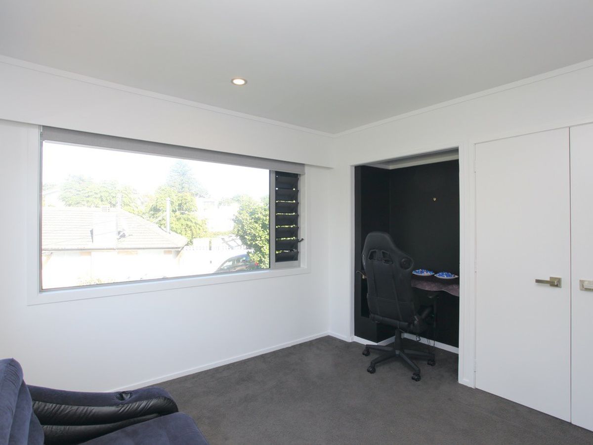 For rent, Macleans College zone, 4 beds 2.5 bath house, Mellons Bay, Auckland, Available from Sun 25th Jan