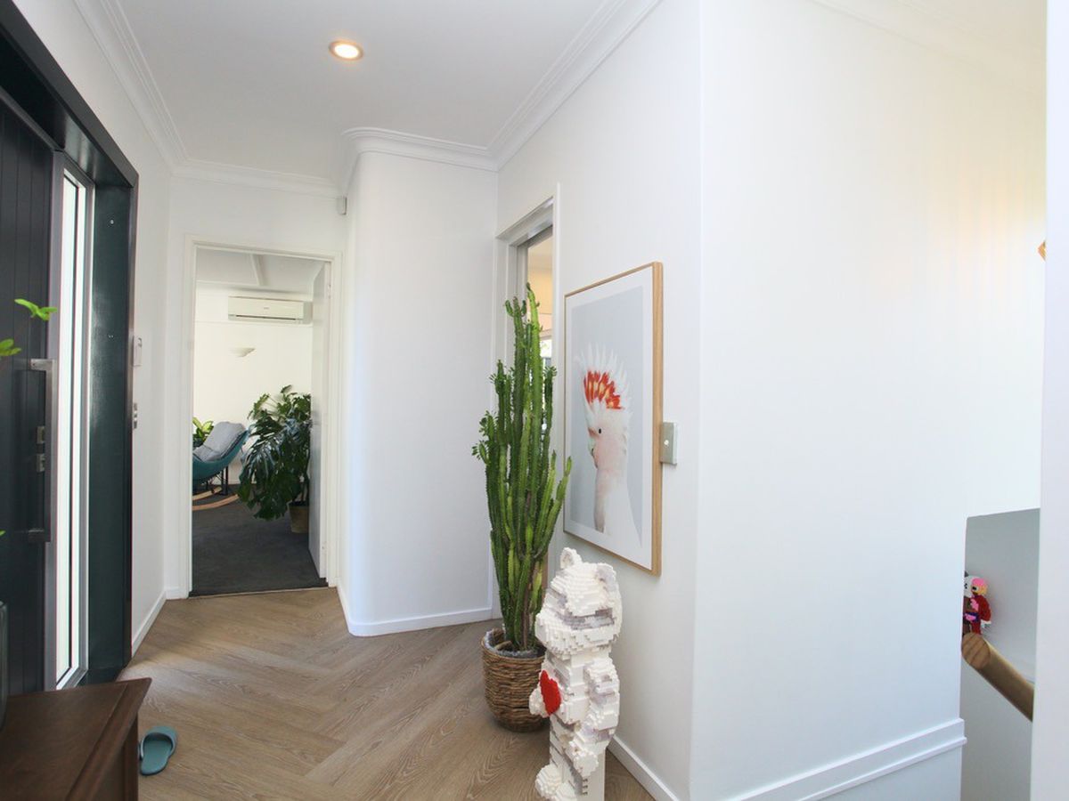 For rent, Macleans College zone, 4 beds 2.5 bath house, Mellons Bay, Auckland, Available from Sun 25th Jan