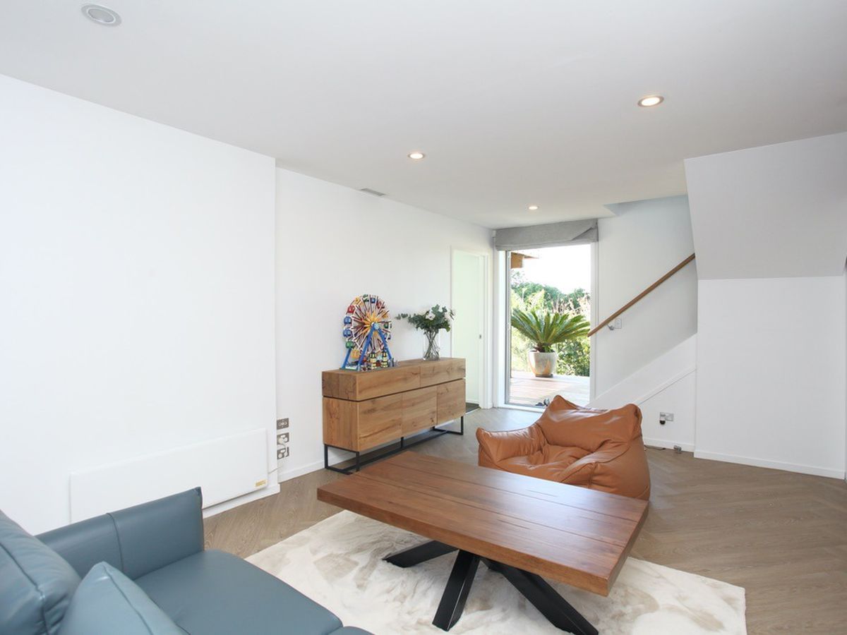 For rent, Macleans College zone, 4 beds 2.5 bath house, Mellons Bay, Auckland, Available from Sun 25th Jan