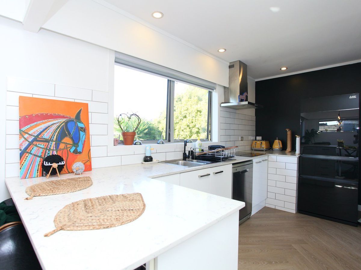 For rent, Macleans College zone, 4 beds 2.5 bath house, Mellons Bay, Auckland, Available from Sun 25th Jan