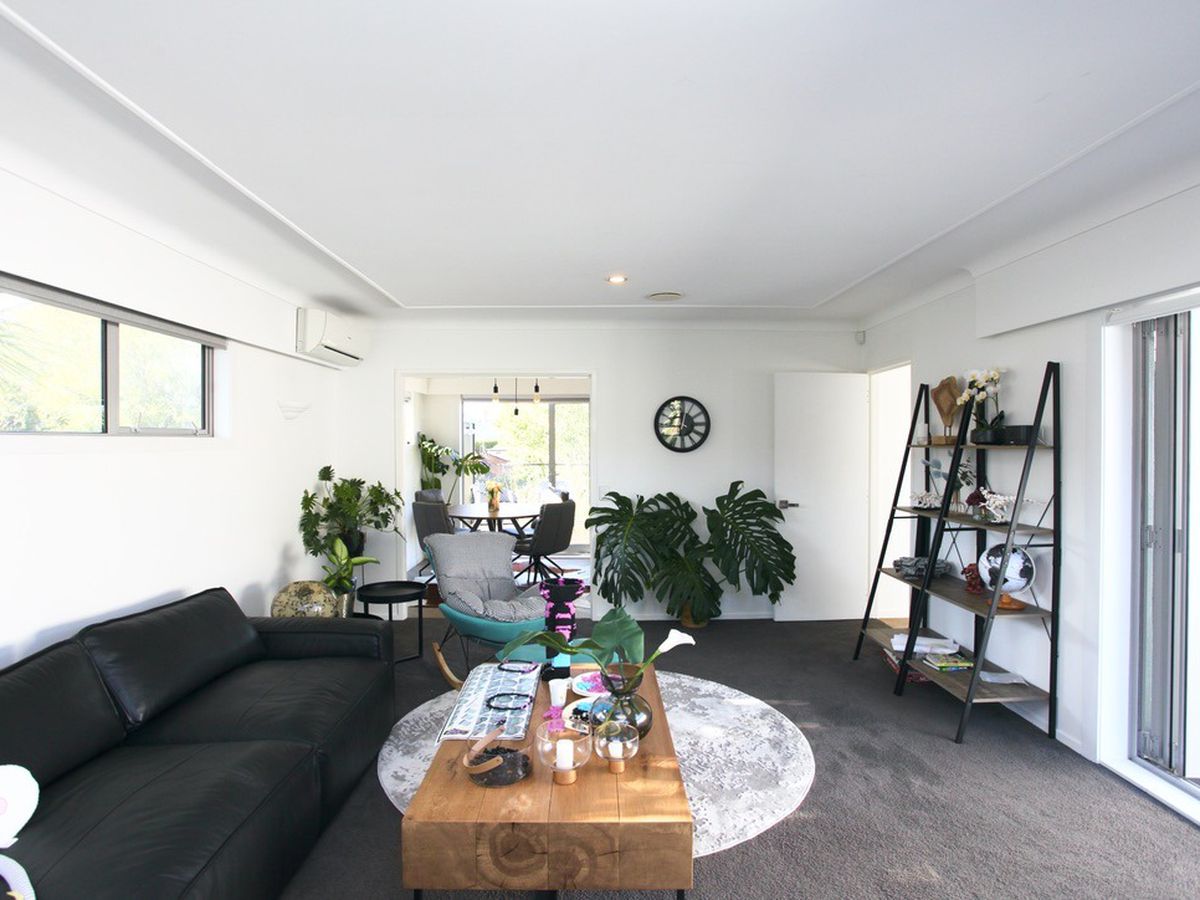 For rent, Macleans College zone, 4 beds 2.5 bath house, Mellons Bay, Auckland, Available from Sun 25th Jan