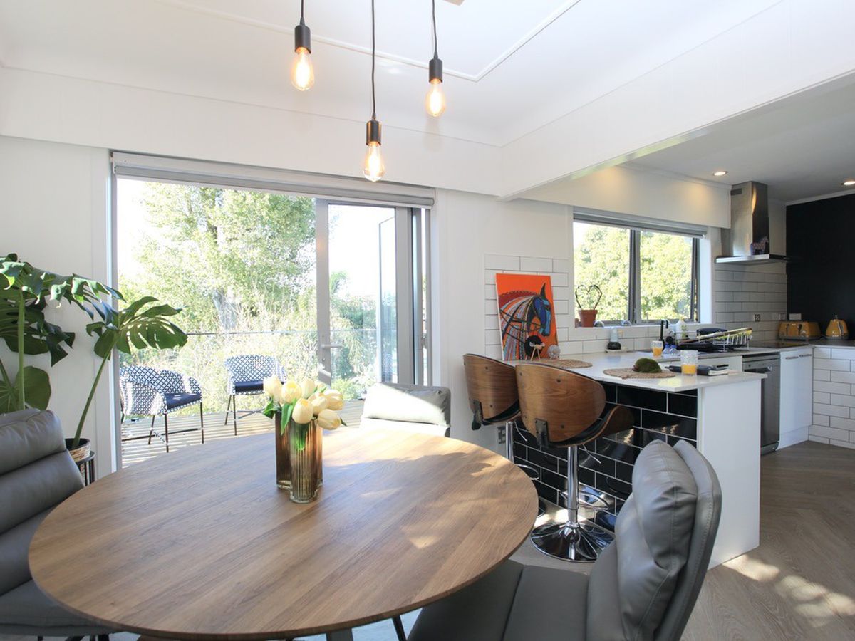 For rent, Macleans College zone, 4 beds 2.5 bath house, Mellons Bay, Auckland, Available from Sun 25th Jan