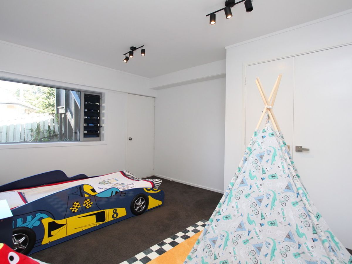 For rent, Macleans College zone, 4 beds 2.5 bath house, Mellons Bay, Auckland, Available from Sun 25th Jan