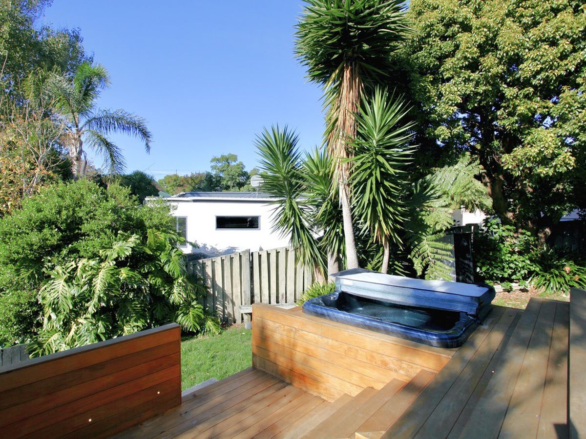 For rent, Macleans College zone, 4 beds 2.5 bath house, Mellons Bay, Auckland, Available from Sun 25th Jan