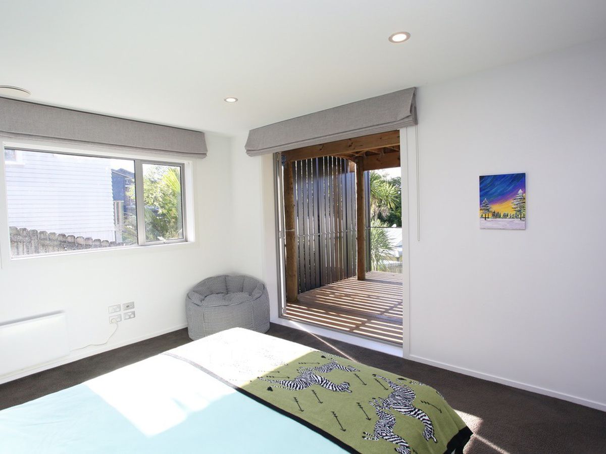 For rent, Macleans College zone, 4 beds 2.5 bath house, Mellons Bay, Auckland, Available from Sun 25th Jan
