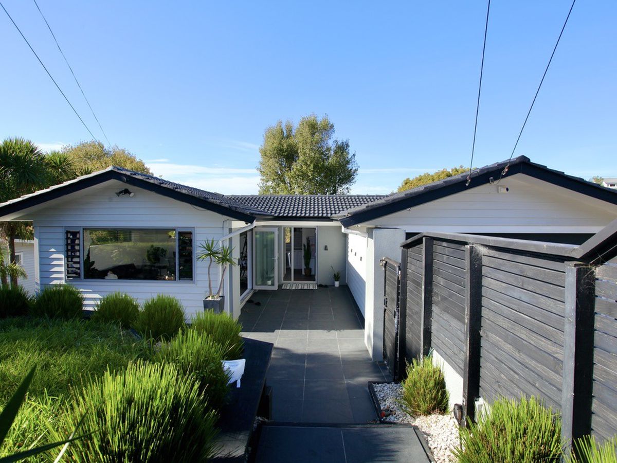 For rent, Macleans College zone, 4 beds 2.5 bath house, Mellons Bay, Auckland, Available from Sun 25th Jan