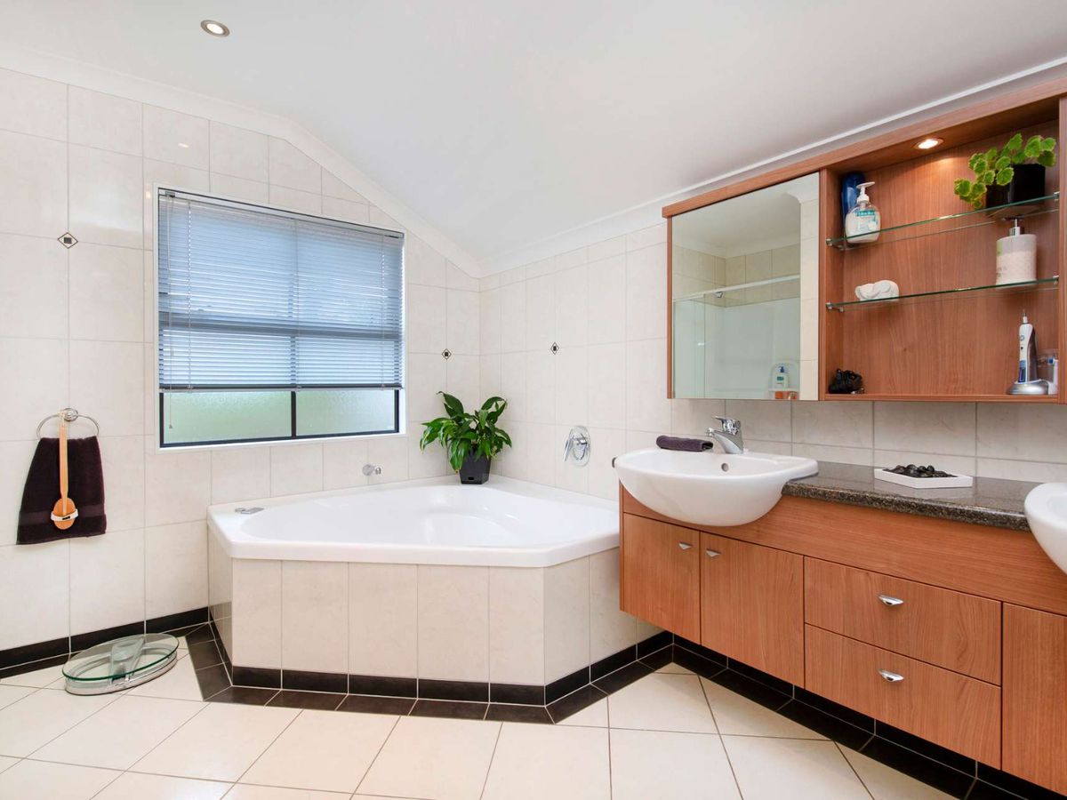 For rent, Buckland Beach Intermediate School and Macleans College zone, 4 beds 3 baths house, available from 13th Feb, 137A Bucklands Beach Rd, Bucklands Beach, Auckland
