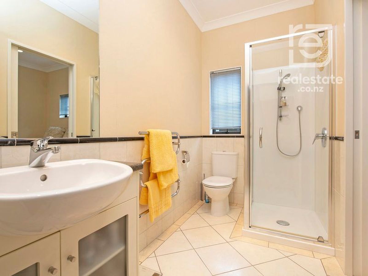 For rent, Buckland Beach Intermediate School and Macleans College zone, 4 beds 3 baths house, available from 13th Feb, 137A Bucklands Beach Rd, Bucklands Beach, Auckland