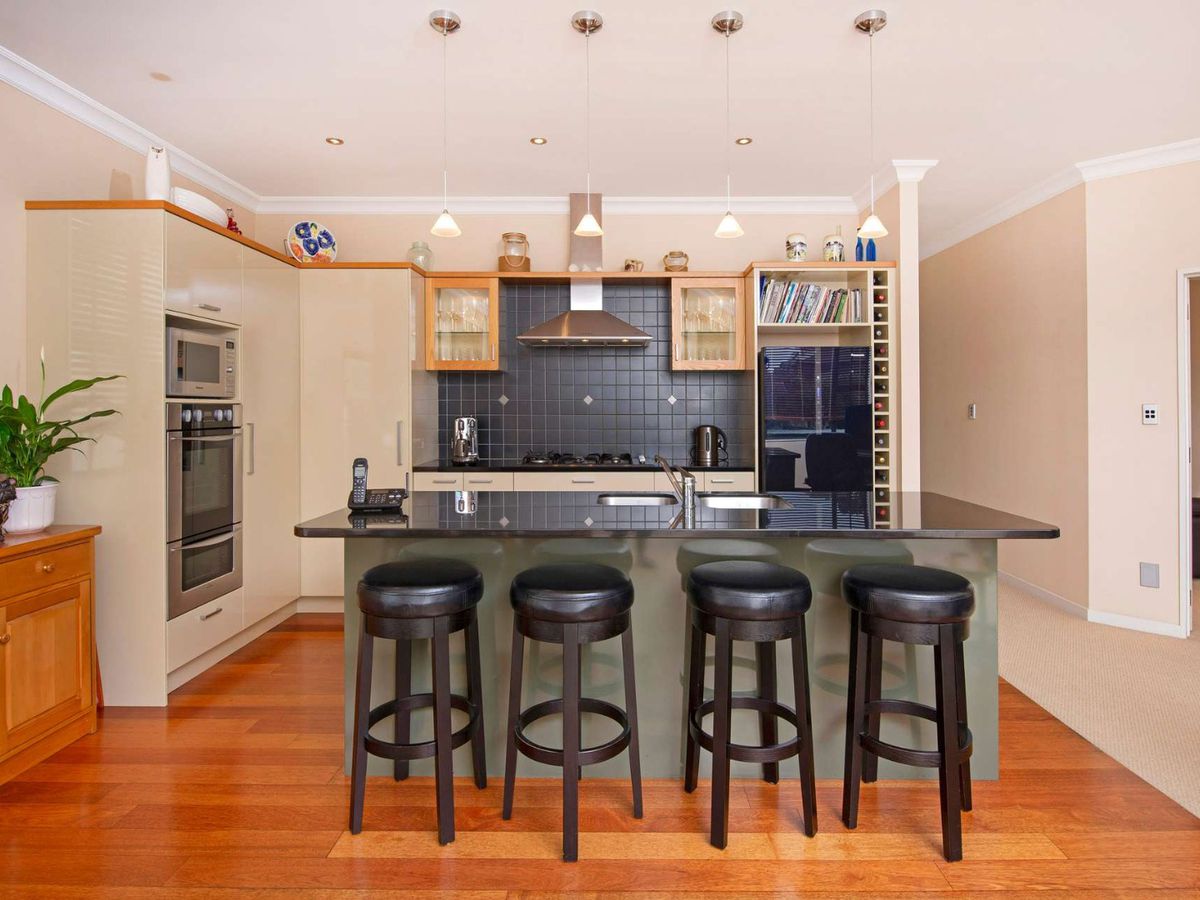 For rent, Buckland Beach Intermediate School and Macleans College zone, 4 beds 3 baths house, available from 13th Feb, 137A Bucklands Beach Rd, Bucklands Beach, Auckland