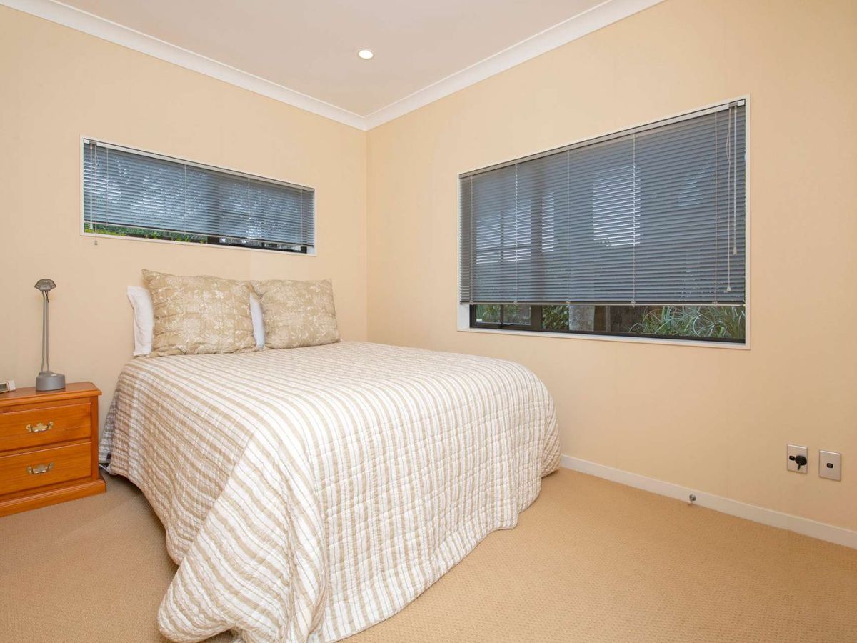For rent, Buckland Beach Intermediate School and Macleans College zone, 4 beds 3 baths house, available from 13th Feb, 137A Bucklands Beach Rd, Bucklands Beach, Auckland