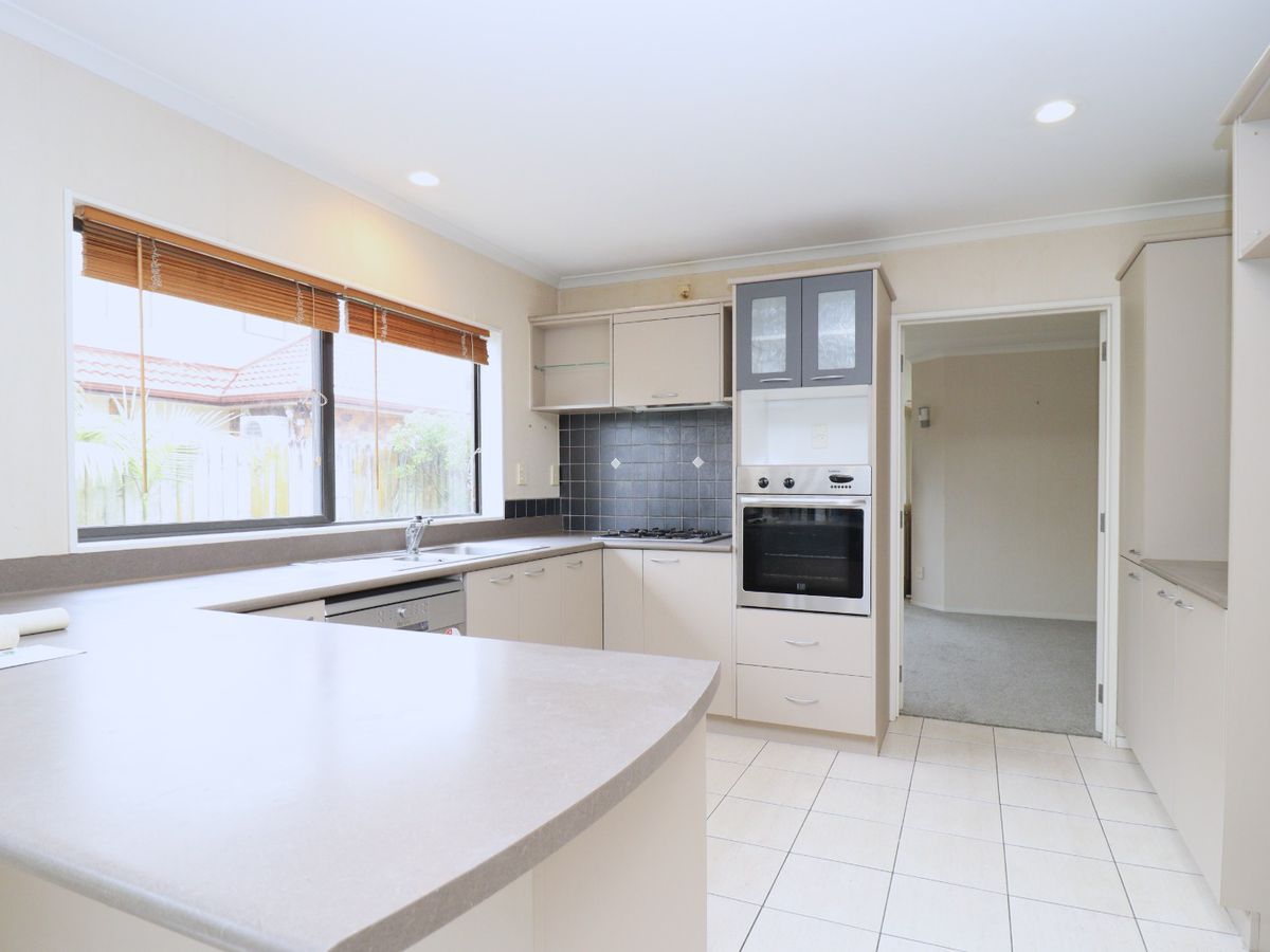 For rent, Botany College School zone, 5 beds 2 baths house, Available Now, 15 Erne Crescent, East Tamaki, Auckland