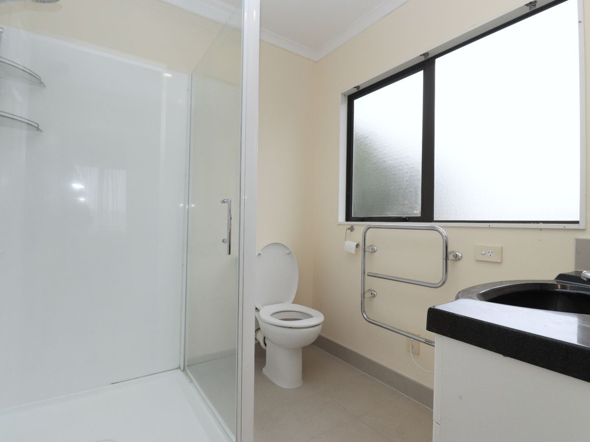 For rent, Botany College School zone, 5 beds 2 baths house, Available Now, 15 Erne Crescent, East Tamaki, Auckland