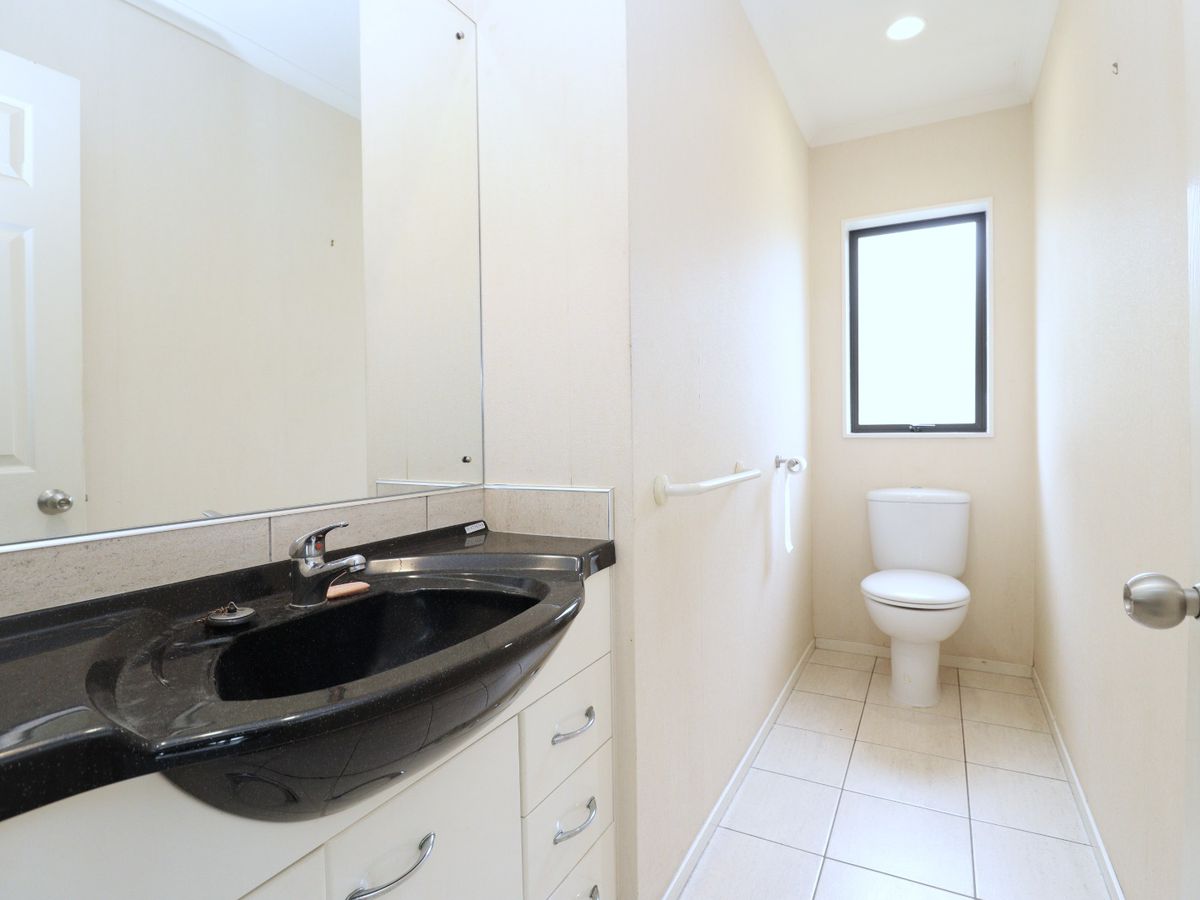 For rent, Botany College School zone, 5 beds 2 baths house, Available Now, 15 Erne Crescent, East Tamaki, Auckland